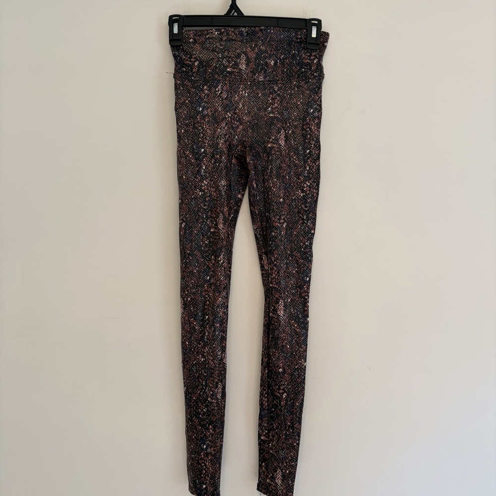 SPANX FAUX LEATHER SNAKE SHINE LEGGINGS Mocha Animal Print Small Neutrals Exotic